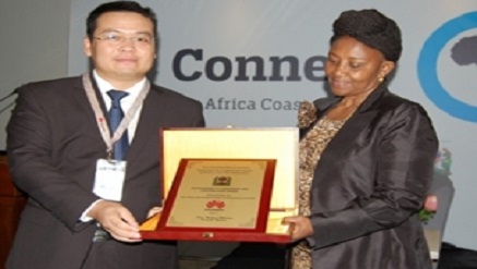 Huawei representative received the award from Ms. Selina Lyimo, Acting Permanent Secretary in the Ministry of Communication, Science, and Technology of Tanzania